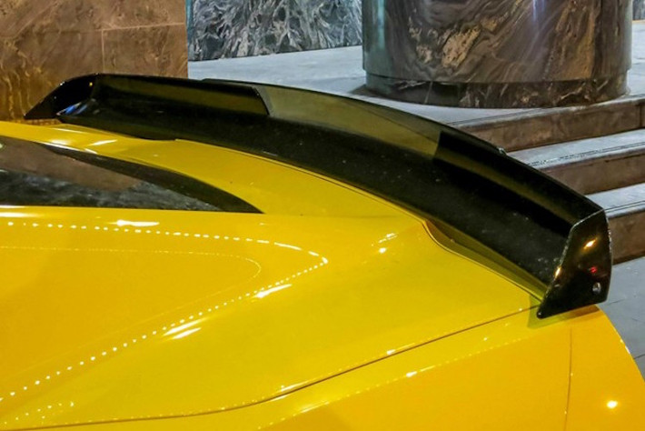 Tại Mỹ, giá khởi điểm của một chiếc Chevrolet Corvette Z06 là 80.395 USD - một cái giá tương đối hợp lý khi xét tới hiệu năng vận hành mà chiếc xe đem lại. Sau khi nộp đầy đủ các loại thuế, ước tính chủ của chiếc Corvette Z06 Stingray này phải bỏ ra tới hơn 6 tỷ đồng mới có thể đưa nó "dạo phố" một cách hợp lệ.
