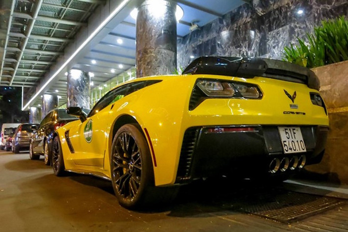 Nằm dưới nắp ca-pô của Corvette Z06 Stingray là khối động cơ V8 mang mã hiệu LT4 với công suất 6.2l và sử dụng bộ siêu nạp (supercharger) để tăng công suất. Động cơ này được kết hợp với hộp số tự động 8 cấp.