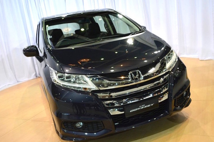 Cũng được thiết kế theo phong cách sắc sảo hiện có trên các dòng xe Honda, nhưng Odyssey có "mặt tiền" sang trọng hơn nhờ cụm lưới tản nhiệt lớn, được mạ chrome sáng bóng và những đèn pha sắc sảo với đèn LED ban ngày.