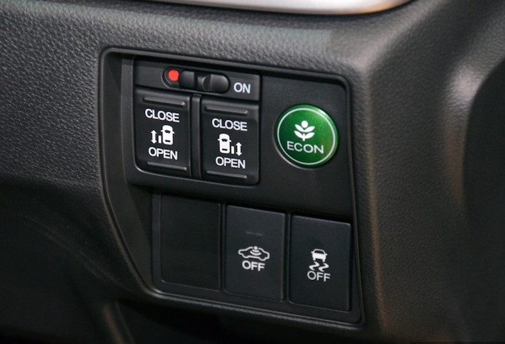 Với thế hệ thứ 4, lần đầu tiên Odyssey có 2 cửa sau dạng trượt điều khiển điện tiện dụng. Các nút bấm điều khiển của cửa được đặt bên cạnh những công tắc quen thuộc của các dòng xe Honda như chế độ tiết kiệm ECON, hệ thống ổn định điện tử...