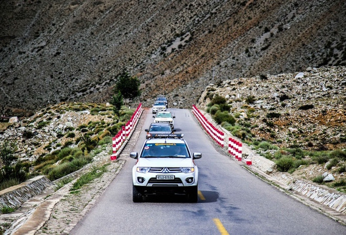 Sau khi trải qua hành trình hơn 4.000km vượt qua nhiều trạm kiểm soát, đoàn caravan chính thức chinh phục cung đường tử thần đến Lsaha. Mặc dù bị bao phủ bở mây mù nhưng cung đường trong mơ này không giấu được vẻ đẹp lộng lẫy. Thấp thoáng đâu đó là hình dáng của những đỉnh núi tuyết đang ẩn mình sau những hồ nước thánh xanh ngát.