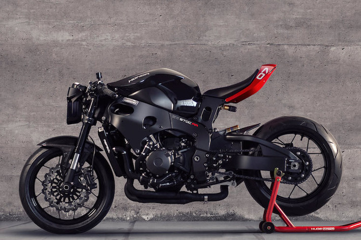 Honda CBR1000RR Cafe Fighter: Để biến mẫu superbike CBR1000RR thành một chiếc streetfighter cực dữ dằn, hãng Huge Moto đã tạo riêng cho chiếc xe một bộ phụ kiện chuyển đổi với khả năng lắp đặt dễ dàng đến nỗi khách hàng có thể tự thực hiện tại nhà.