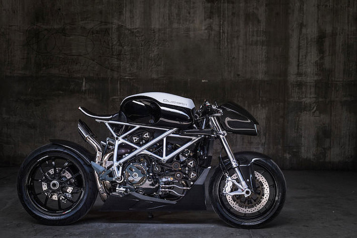 Ducati 848 "Le Caffage": Xưởng độ môtô Apogee Motoworks đã "lột truồng" một chiếc sportbike Ducati 848 và để biến nó thành một chiếc môtô độ theo phong cách cafe racer vừa cổ điển, vừa hiện đại với các chi tiết đỉnh cao từ sợi carbon.