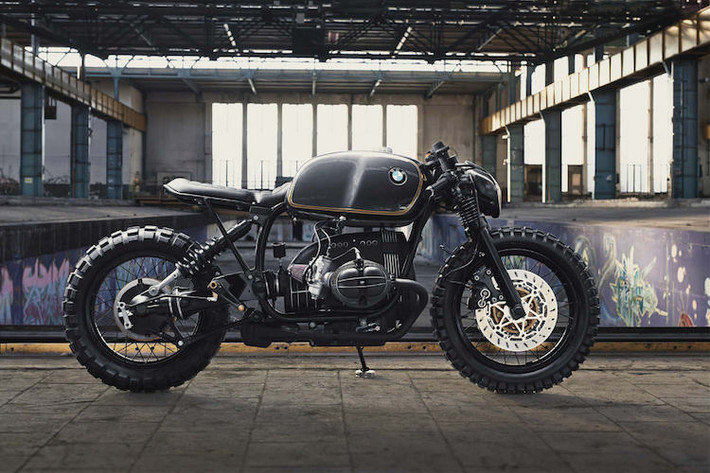 BMW R100R Diamond Atelier: Một chiếc BMW R100R đời 1994 đã được xưởng Diamond Atelier độ dáng streetfighter hiện đại với chế hòa khí Dell'Orto họng 40mm, lọc gió K&N, pô Akrapovic và đặc biệt nhất: một viên kim cương 0,17 karat trên chảng 3.