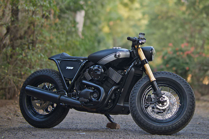 Harley-Davidson Street Rajputana: Từ mẫu Street 750 "giá rẻ" của Harley-Davidson, xưởng Street Rajputana đã biến chiếc xe thành một mẫu cafe racer mạnh mẽ với lốp "béo" và màu sơn đen nhám.