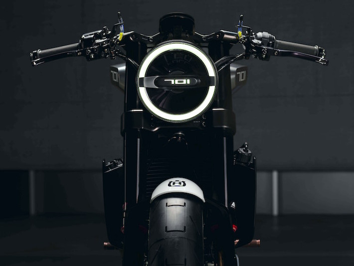 Vào năm ngoái, Husqvarna đã từng tung ra 2 mẫu concept là 401 Vitpilen và Svartpilen với thiết kế cafe racer cùng tracker đầy hiện đại và độc đáo. Tại EICMA năm nay, hãng lại tiếp tục "trình làng" chiếc Husqvarna 701 Vitpilen theo phong cách tương tự.