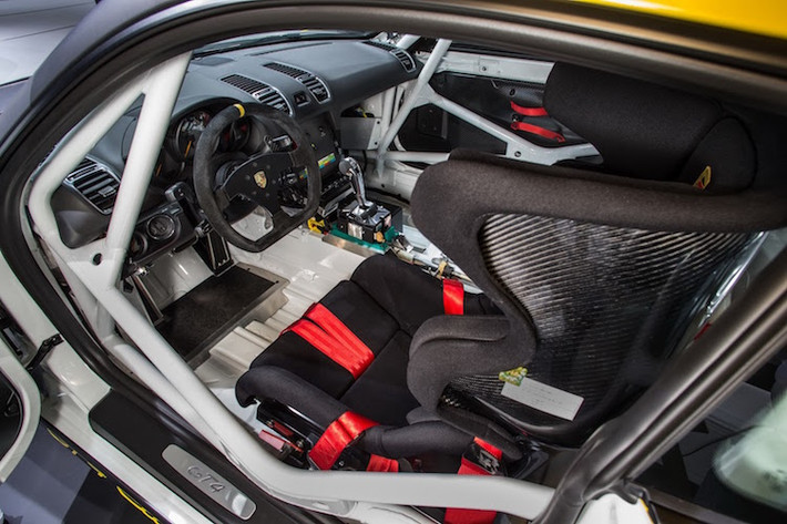 Nội thất của Cayman GT4 Clubsport bị "lột trần" toàn bộ và gần như không còn giữ lại chi tiết nào từ chiếc GT4, ngoại trừ bảng táp-lô.