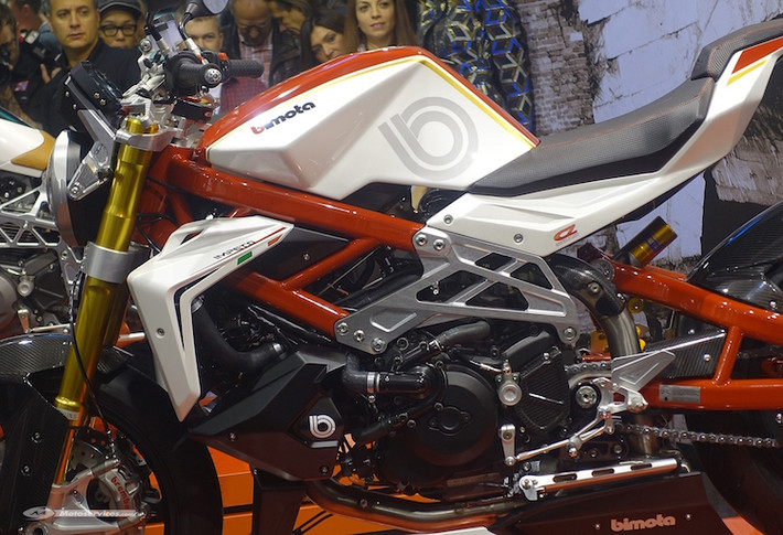 Bộ khung xe được làm từ thép chromoly, ngoài ra Bimota còn đưa ra tùy chọn "Experience Kit" với khung và gắp sau bằng sợi carbon, khiến trọng lượng khô của xe còn giảm hơn nhiều so với mức 177 kg của phiên bản tiêu chuẩn.