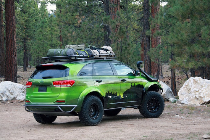 Với bản độ này, chiếc Sorento đã trở thành một mẫu xe off-road thực thụ với gầm nâng cao 6 inch bởi bộ giảm xóc Fox Racing, lốp gai và cản trước sau bằng thép ống. Hai bên thân xe được sơn airbrush vùng núi rừng tại Seattle và Portland, trước khi hoàn thiện với sơn màu ánh ngọc kết hợp với nhiều hiệu ứng khác.
