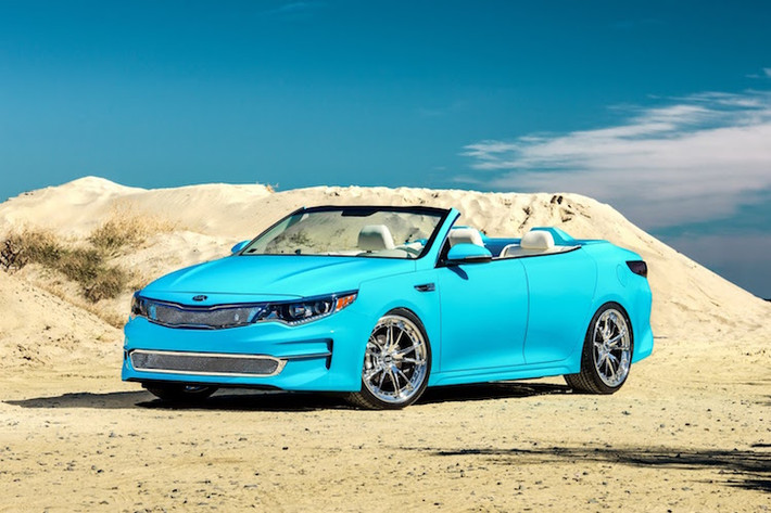 Thông qua bàn tay của xưởng độ LUX Motorwerks, dòng sedan cỡ trung Optima đã có một phiên bản mui trần đặc biệt với tên gọi A1A Optima. Trên bản độ này, toàn bộ phần mui của Optima đã bị cắt bỏ, đồng thời cửa sau được độ lại theo kiểu mở ngược giống Rolls-Royce.