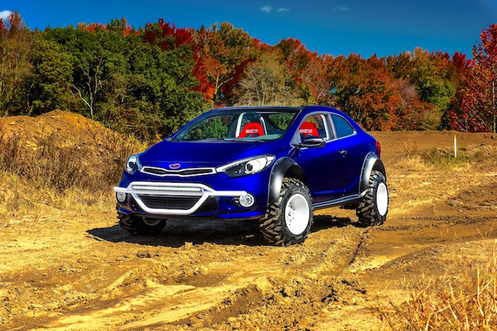 Một mẫu xe nổi bật khác của KIA tại SEMA là chiếc Forte Kup Mud Bogger, một lần nữa lại được độ bởi LUX Motorwerks. Với bản độ này, chiếc coupe Forte Koup đã trở thành một mẫu xe đua đường đất thực sự.