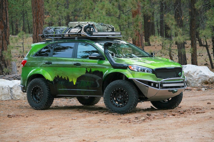 Mở đầu loạt xế độ của KIA tại triển lãm SEMA 2015 là chiếc Sorento đặc biệt, có tên gọi PacWest Adventure và được chế tạo thủ công bởi xưởng LGE-CTS Motorsports.