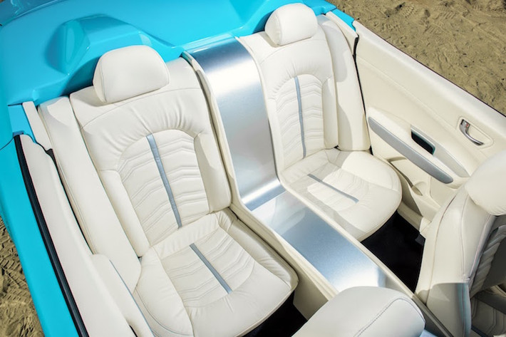 Bên trong nội thất, A1A Optima có bệ trung tâm đặc biệt, toàn bộ cabin được bọc da trắng và ghế sau dạng đơn cho từng hành khách. Xe được trang bị động cơ 2.0l tăng áp 245 mã lực và hệ thống treo thể thao Ksport.