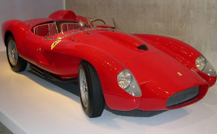 Ferrari 250 Testa Rossa đời 1957, được bán với giá chốt 16,4 triệu USD vào năm 2011 (tương đương 368,67 tỷ đồng theo tỷ giá hiện nay).