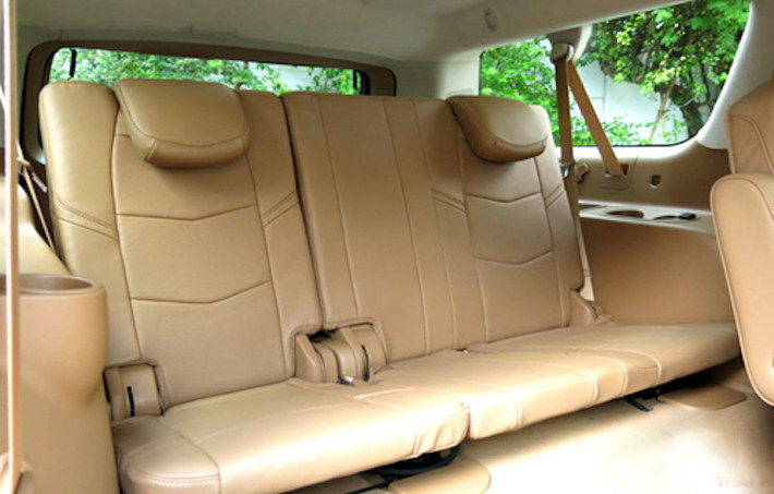 Với kích thước cực lớn, hàng ghế sau của Escalade ESV Premium vẫn cực kỳ rộng rãi. Nhờ có lối đi giữa hai ghế sau nên hành khách ngồi hàng ghế thứ 3 vẫn có thể ra vào dễ dàng.