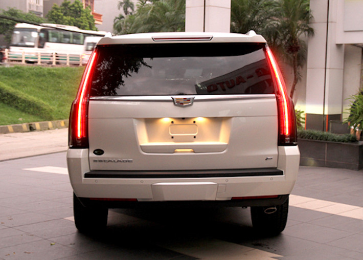 Trước đây, một chiếc Escalade ESV Premium đã từng về tới Hà Nội với màu đen, nhưng đây là lần đầu tiên phiên bản màu trắng xuất hiện tại Thủ đô.