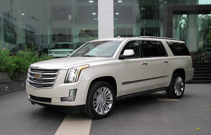 Sau hàng loạt các mẫu SUV hạng sang khác như Range Rover, Lexus LX570. Mercedes GL... trong một năm trở lại đây mẫu SUV Cadillac Escalade đã trở thành lựa chọn mới của các "đại gia" tại Việt Nam.