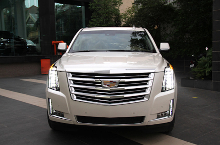 Thuộc thế hệ thứ 4, chiếc Escalade mới nhất sở hữu thiết kế truyền thống của Cadillac nhưng hiện đại hơn, hấp dẫn hơn nhờ có những mảng thân xe góc cạnh, phẳng phiu cùng các chi tiết như dàn đèn pha LED đặt dọc ở phía đầu xe.