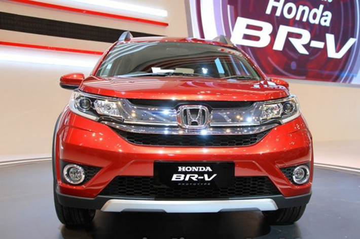 Đầu xe với các khe lưới tản nhiệt dạng mắt cáo, cụm đèn chiếu sáng hai bên được nối liền bằng dải mạ crom khiến cho xe khá nổi bật.