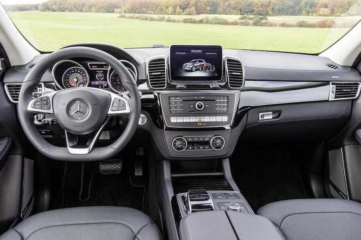 Bên trong nội thất của GLE 450 AMG 4MATIC vẫn được giữ nguyên sự sang trọng giống các phiên bản cao cấp nhất của dòng SUV GLE-Class. Điểm khác biệt dễ nhận thấy nhất của chiếc xe là bảng đồng hồ vân cờ ca-rô, cùng với vô-lăng vát phẳng đáy thể thao.