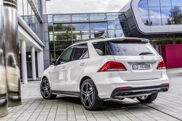 Nối tiếp 2 chiếc C450 và GLE 450 AMG Coupe, Mercedes vừa tung ra thêm thành viên thứ 3 của dòng xe thể thao AMG Sport là GLE 450 AMG 4MATIC. Về ngoại thất, chiếc xe này cũng có bộ bodykit thể thao và mâm bản lớn như chiếc GLE 450 AMG Coupe trước đó.