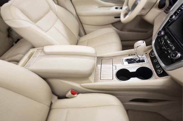 Hiện chưa rõ Nissan sẽ đem những phiên bản Murano nào về Việt Nam, nhưng các phiên bản cao cấp nhất của Murano tại châu Âu hay Mỹ có cabin sang không kém các dòng xe cao cấp với các chi tiết ốp gỗ và nội thất bọc da.