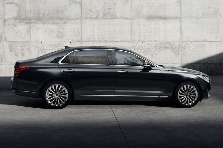 Trên chiếc xe, Hyundai đã áp dụng ngôn ngữ thiết kế mới nhất với tên gọi "Athletic Elegance", đem tới cho EQ900 những đường nét "cơ bắp" nhưng vẫn đồng thời rất thanh lịch.