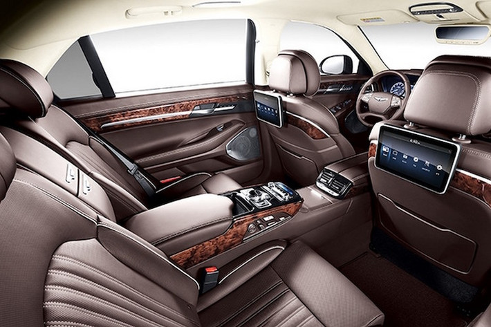 Bên trong nội thất của xe được trang bị sẵn những tiện nghi cần có trên một mẫu sedan cao cấp, có thể kể tới gồm ghế bọc da thượng hạng, ốp vân gỗ thật, các máy tính bảng 9,2 inch phục vụ giải trí cho băng ghế sau, điều hòa tự động 3 vùng, sạc điện thoại không dây.