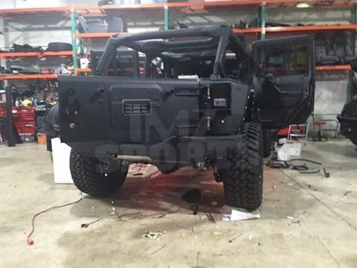 Trước chiếc xe mới này, Floyd Mayweather đã từng sở hữu một chiếc Jeep khác. Tuy nhiên chiếc xe này cùng với 1 chiếc Rolls-Royce và 2 chiếc Bentley khác đã bị "thiêu rụi" khi rơ-mooc chở chúng bị cháy vào hồi đầu tháng.