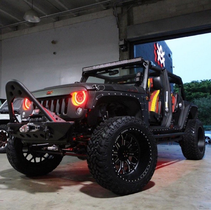 Theo ước tính, chỉ tính riêng tiền độ chiếc xe Jeep này đã khiến Floyd Mayweather mất đi 100.000 USD.