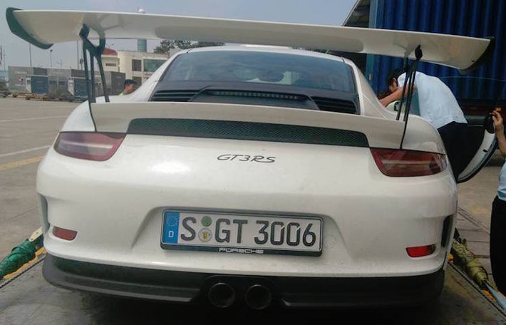 Phía sau chiếc xe được gắn một cánh đuôi rất lớn, giúp thân xe ổn định hơn ở tốc độ cao.