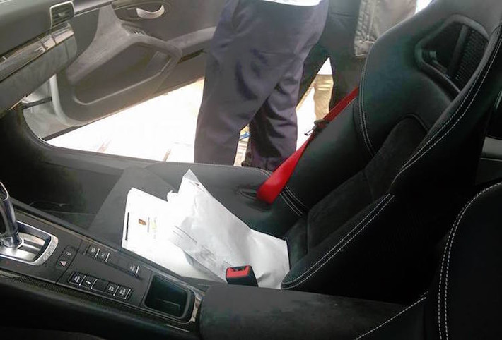 Toàn bộ nội thất của xe được bọc trong chất liệu Alcantara. Chiếc 911 GT3 RS được đưa về Việt Nam có màu nội thất đen và những đường chỉ khâu trắng tương phản.