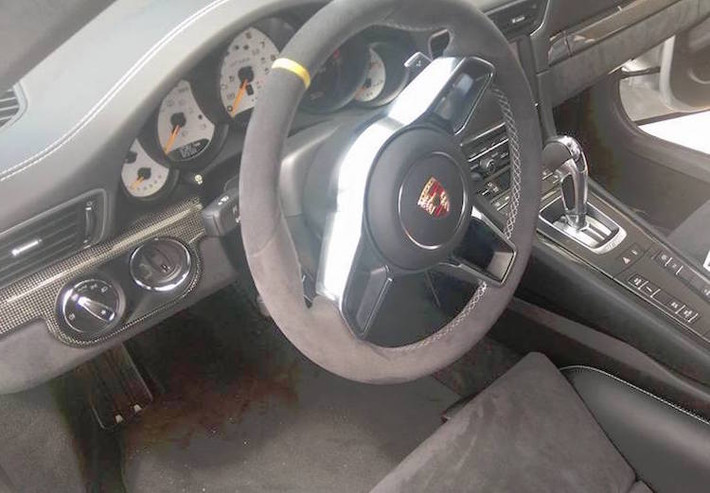 Bên cạnh tâm điểm là 911 GT3 RS, khu vực trưng bày của Porsche tại VIMS 2015 cũng hội tụ đầy đủ những dòng xe đang được hãng xe thể thao Đức này bán ở Việt Nam như Macan, Cayenne, Boxster và Panamera.