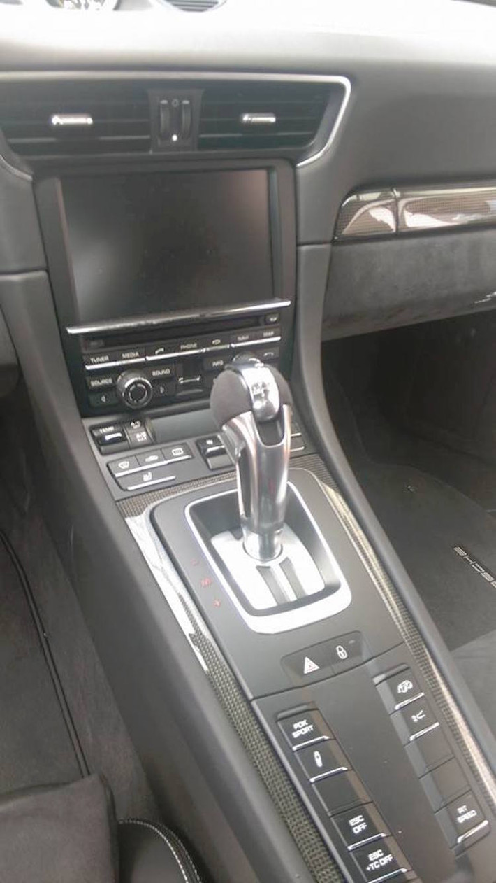 Porsche 911 GT3 RS sử dụng động cơ 4.0l 6 xi-lanh nằm ngang nạp khí tự nhiên, công suất tối đa 500 mã lực và mô-men xoắn cực đại 460 Nm. Hộp số ly hợp kép 7 cấp cùng vi sai giới hạn đảm nhiệm vai trò truyền toàn bộ sức mạnh động cơ tới cầu sau, giúp xe có thể tăng tốc từ 0-100 km/h chỉ trong 3,1 giây.