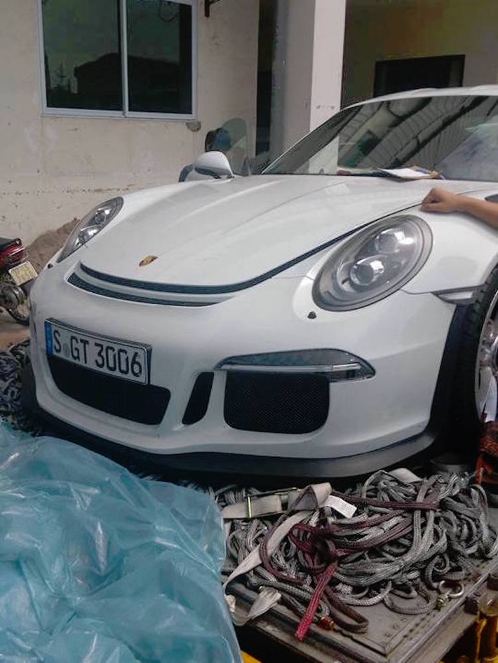 Là phiên bản hiệu năng cao của chiếc 911 GT3 trước đó, siêu xe Porsche 911 GT3 RS có thân xe được cải tiến để đem lại khả năng khí động học cao hơn, cùng với những khe hút gió và tản nhiệt mới.