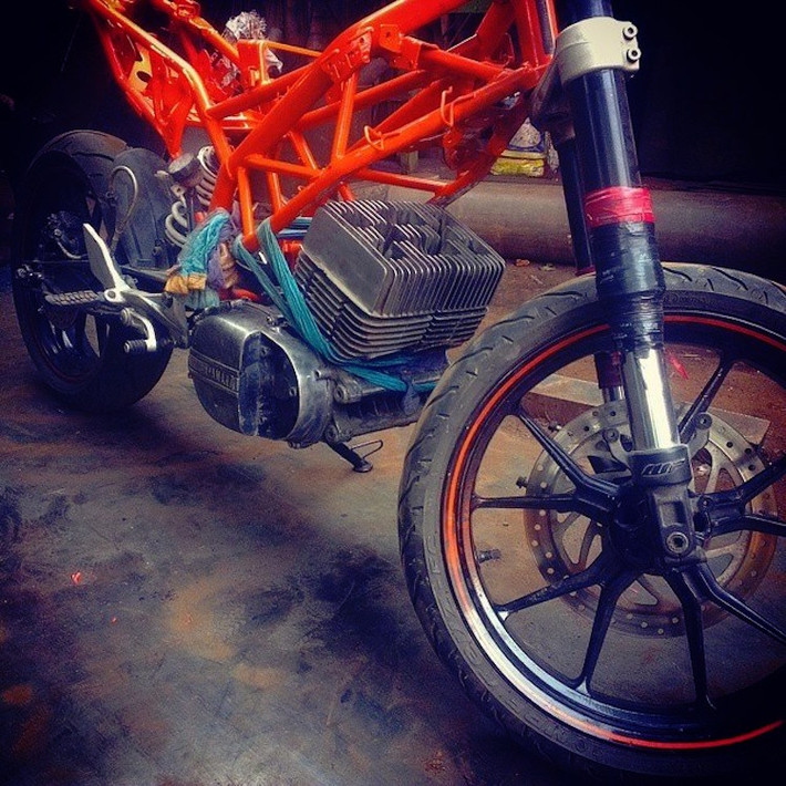 Để bắt đầu, chàng trai trẻ người Ấn Độ đã mua một chassis của KTM Duke, sau đó là một chiếc Yamaha RD350 "nát" hoàn toàn. Kế hoạch của Aseem đó là gắn động cơ của RD350 lên khung của Duke, kết hợp với thiết kế riêng của anh.