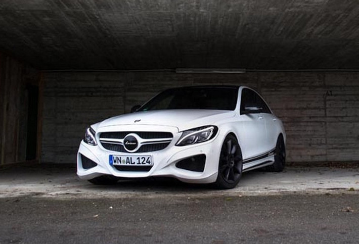 Là "cầu nối" giữa các phiên bản C-Class thông thường với chiếc C63 AMG dũng mãnh, Mercedes C450 AMG cũng đồng thời là mẫu xe đầu tiên được trang bị động cơ V6 tăng áp của hãng xe sang Đức.