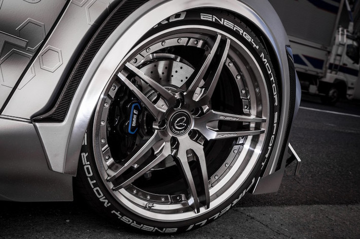 Cả 4 hốc bánh trên phiên bản BMW i8 Cyber Edition của Energy Motor Sport được nới rộng hơn so với i8 nguyên bản nhờ có các nẹp bằng sợi carbon được thiết kế đặc biệt cho chiếc xe.