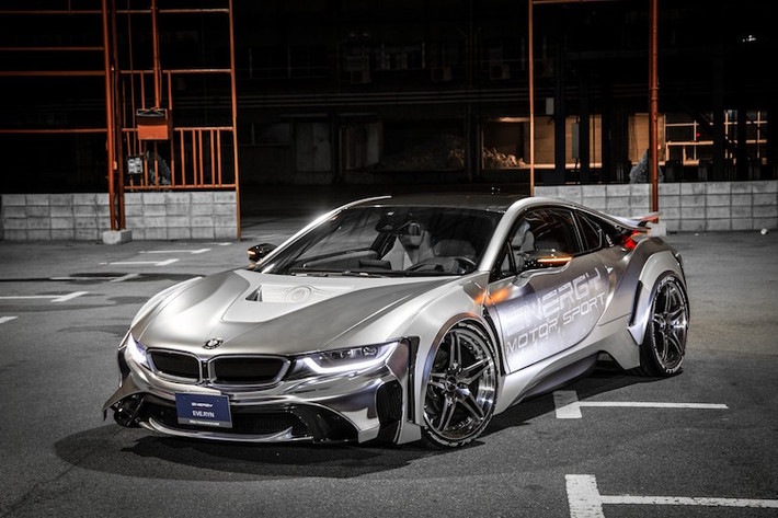 Gói độ widebody đầu tiên cho siêu xe BMW i8 được Energy Motor Sport gọi với cái tên EVO. Chiếc xe sau khi độ có tên gọi "Cyber Edition" và đem tới cảm giác hiện đại như một chiếc tàu vũ trụ.