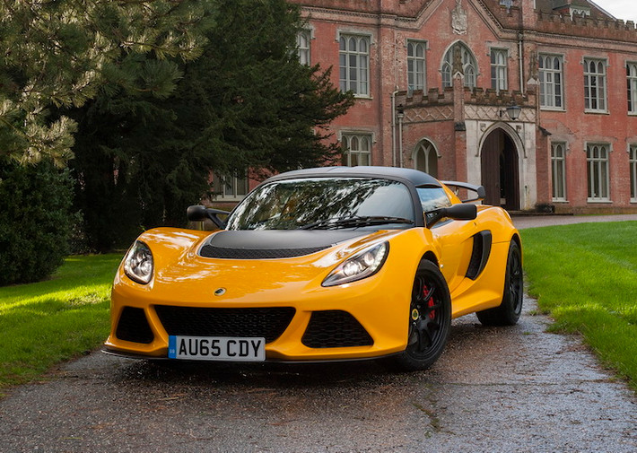 Theo Lotus, mẫu siêu xe thể thao Lotus Exige Sport 350 mới dành cho những người cảm thấy rằng chiếc Exige thường chưa đủ mạnh mẽ, trong khi bản Exige Cup lại quá "dữ dội".