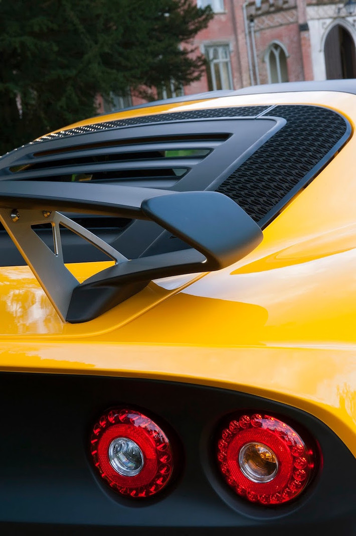 Một thay đổi mới trên Exige Sport 350 đó là nắp khoang động cơ bằng nhựa với các khe thoát nhiệt mới, khiến hơi nóng của động cơ được lưu thông nhanh hơn.