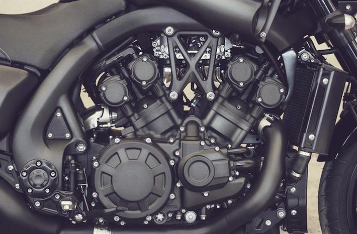 V-Max được trang bị động cơ V5 nạp khí tự nhiên dung tích lên tới 1679 cc, khiến chiếc xe đạt công suất tối đa lên tới 200 mã lực và mô-men xoắn cực đại 167 Nm. Sức mạnh được truyền thông qua trục các-đăng và hộp số 5 cấp.