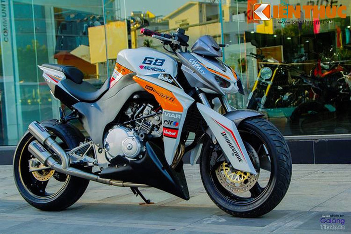 Mặc dù có một số điểm khác biệt so với mẫu Kawasaki Z1000 thật nhưng nếu chỉ nhìn lướt qua chiếc Hornet 250 này chạy trên đường, không ai có thể nghĩ rằng nó đã bắt đầu từ một mẫu naked bike cũ của Honda.