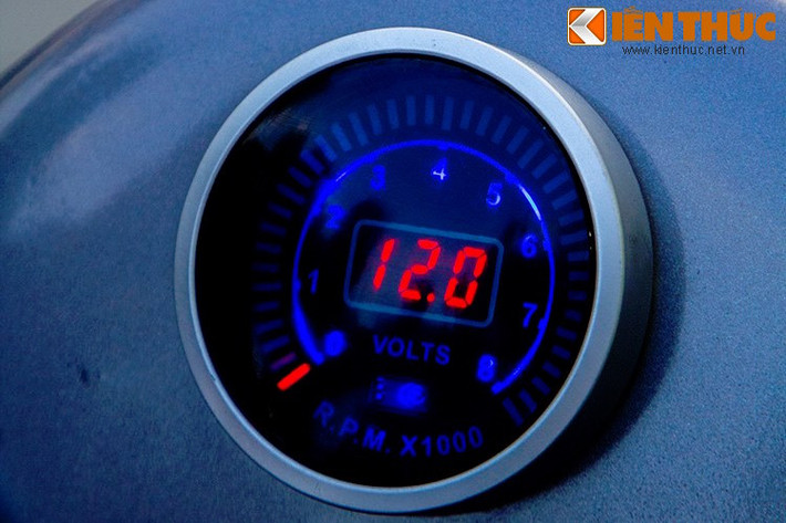 Không như những bản độ trước đây của LeeAT, chiếc xe chỉ có duy nhất đồng hồ báo tua kèm theo báo bình ắc quy.
