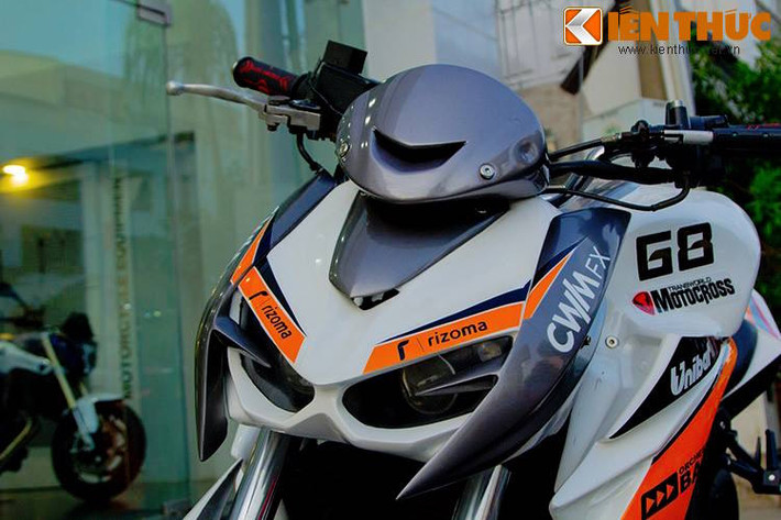 Phần đầu xe cùng với nắp che bảng đồng hồ đã được những người thợ sử dụng phụ tùng "xịn" từ Z1000 nhưng chế lại cho phù hợp với Hornet.