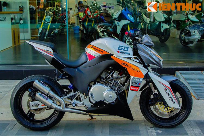 Những người đam mê xe có thể dễ dàng nhận ra một số điểm khác biệt trên chiếc Hornet này so với Z1000 thật, bao gồm phuộc trước có tấm chắn, "mỏ cày" và phần yếm chắn hai bên có sự khác biệt nhẹ.