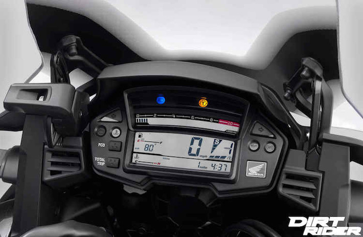 Không chỉ trang bị sẵn phanh ABS, VFR1200X 2016 còn có thêm hệ thống điều khiển lực kéo Honda Selectable Torque Control (HSTC). Ngoài ra, xe còn có một tiện ích rất hữu dụng là ổ cắm sạc điện thoại di động.