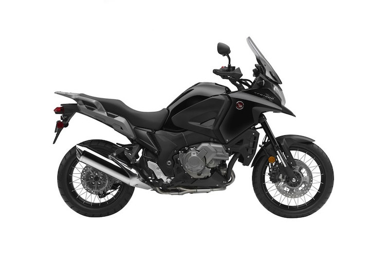 Sức mạnh của động cơ được truyền tới bánh sau thông qua hệ thống trục các-đăng được bao bọc kỹ để cách ly với bùn đất, bụi bẩn bên ngoài môi trường.