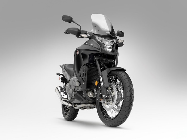 Sở hữu động cơ 1237 cc V4, VFR1200X hiện là mẫu xe đường trường cao cấp nhất và mạnh mẽ nhất của Honda. Đặc biệt, chiếc xe còn được trang bị hộp số tự động ly hợp kép độc quyền của Honda, cho phép chuyển số bằng nút bấm không cần bóp côn hoặc chuyển số tự động.