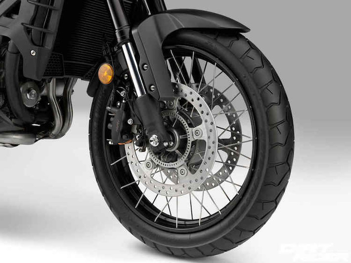 Cả 2 bánh của VFR1200X đều sử dụng vành căm êm ái phân tán lực tốt hơn vành đúc. Vành sau có đường kính chuẩn 17 inch, trong khi vành trước kích thước lên tới 19 inch để tăng khoảng sáng gầm xe và dễ điều khiển hơn.